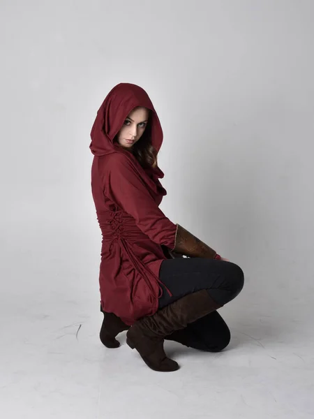 Full Length Portrait Brunette Girl Wearing Red Fantasy Tunic Hood — ストック写真