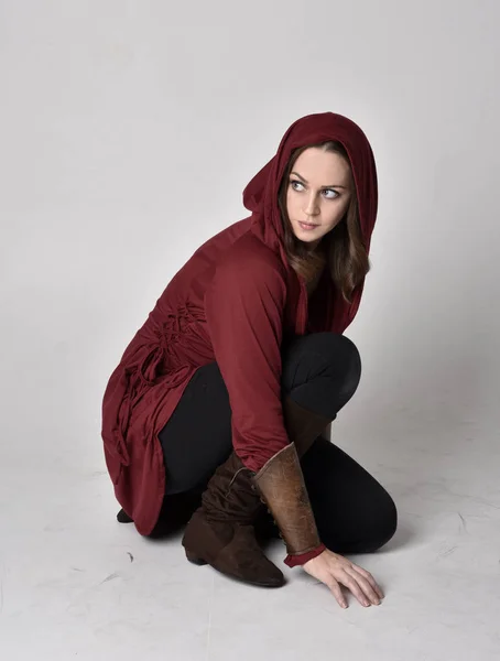 Retrato Comprimento Total Uma Menina Morena Vestindo Uma Túnica Fantasia — Fotografia de Stock