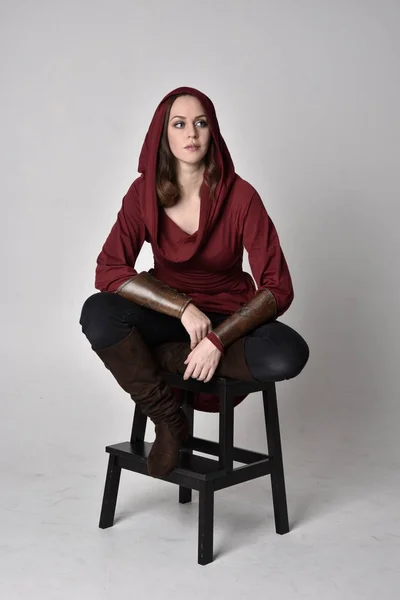 Retrato Completo Una Chica Morena Con Una Túnica Fantasía Roja — Foto de Stock