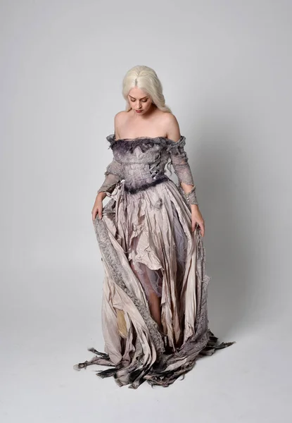 Ganzkörperporträt Eines Blonden Mädchens Das Ein Langes Zerrissenes Altes Hochzeitskleid — Stockfoto