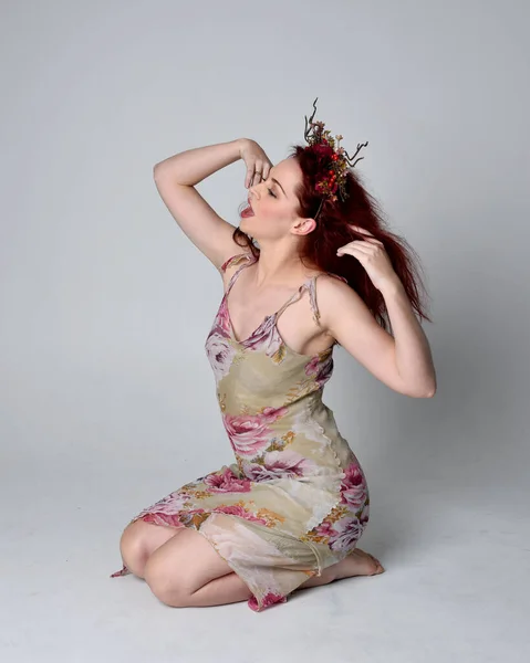 Ganzkörperpose Eines Mädchens Mit Rotem Haar Das Ein Florales Feenkleid — Stockfoto