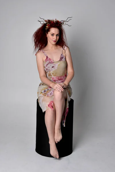 Full Length Pose Red Hair Girl Φορώντας Floral Φόρεμα Νεράιδα — Φωτογραφία Αρχείου