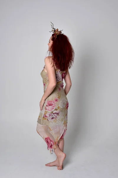 Retrato Cuerpo Entero Niña Pelirroja Con Vestido Floral Tocado Pose — Foto de Stock