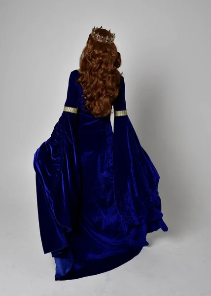 Retrato Longitud Completa Niña Con Vestido Largo Terciopelo Azul Con — Foto de Stock