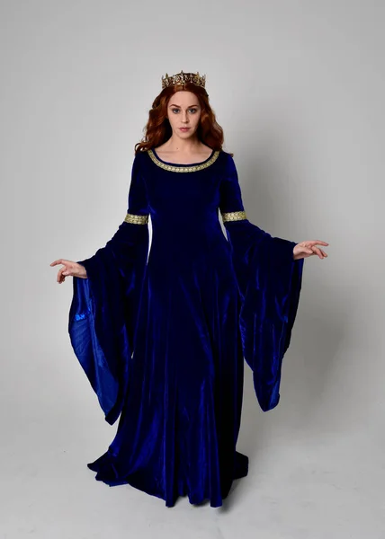 Portrait Pleine Longueur Fille Portant Une Longue Robe Velours Bleu — Photo
