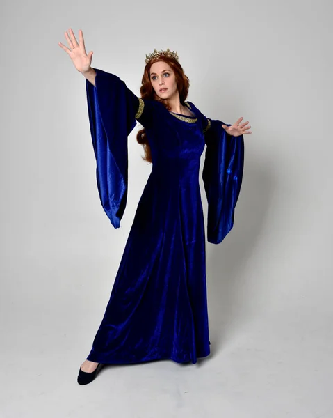 Retrato Comprimento Total Menina Vestindo Longo Vestido Veludo Azul Com — Fotografia de Stock