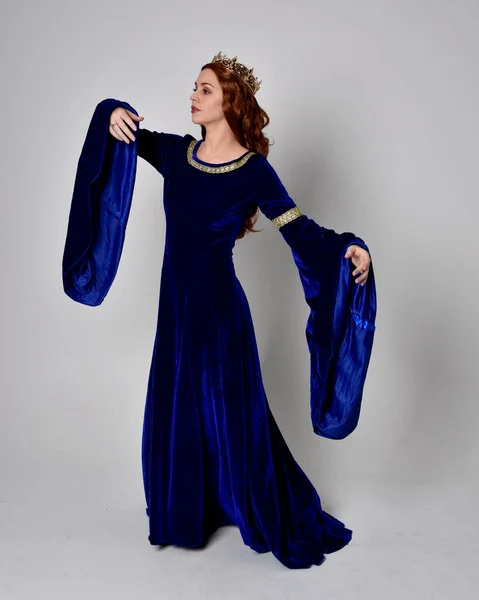 Altın Taçlı Uzun Mavi Kadife Bir Elbise Giyen Kızın Tam — Stok fotoğraf