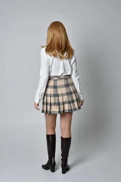 Volledig Portret Van Blond Meisje Wit Shirt Met Geruite Rok — Stockfoto