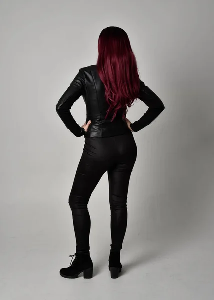 Dlouhý Portrét Dívky Rudými Vlasy Černé Kožené Bundě Kalhotách Botách — Stock fotografie