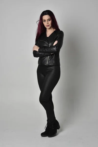 Полный Портрет Девушки Рыжими Волосами Черной Кожаной Куртке Брюках Сапогах — стоковое фото