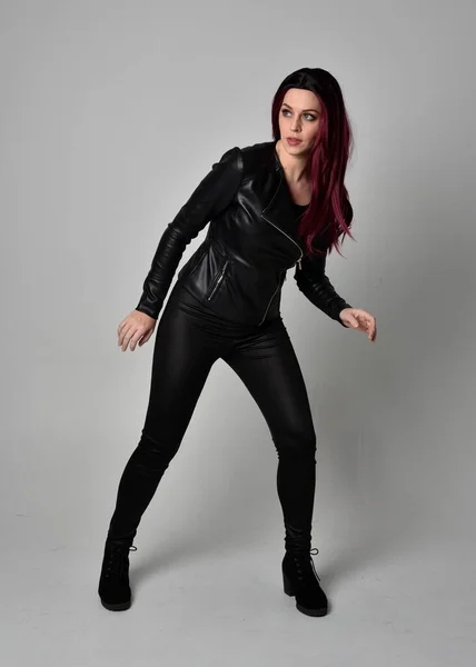 Ganzkörperporträt Eines Mädchens Mit Roten Haaren Das Schwarze Lederjacke Hose — Stockfoto