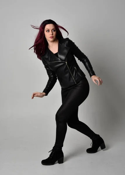 Ganzkörperporträt Eines Mädchens Mit Roten Haaren Das Schwarze Lederjacke Hose — Stockfoto