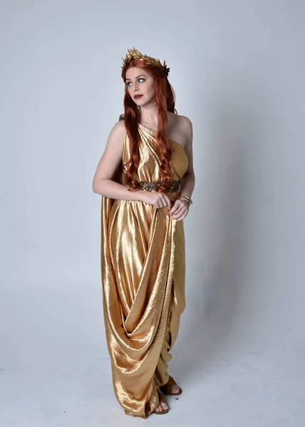 Ganzkörperporträt Eines Mädchens Mit Roten Haaren Das Eine Lange Griechische — Stockfoto