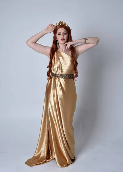 Kızıl Saçlı Uzun Yunan Togası Altın Çelenk Giyen Bir Kızın — Stok fotoğraf