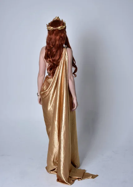 Портрет Девушки Рыжими Волосами Длинных Греческих Тогах Золотом Венке Стоячая — стоковое фото