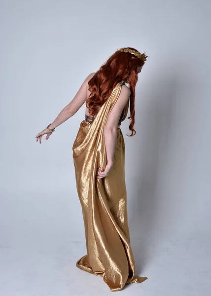 Dlouhý Portrét Dívky Rudými Vlasy Dlouhou Řeckou Tógou Zlatým Věncem — Stock fotografie