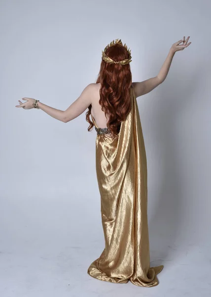 Ganzkörperporträt Eines Mädchens Mit Roten Haaren Das Eine Lange Griechische — Stockfoto