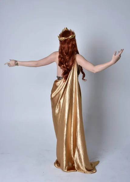 Retrato Comprimento Total Menina Com Cabelo Vermelho Vestindo Toga Grega — Fotografia de Stock