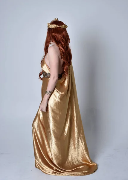 Портрет Девушки Рыжими Волосами Длинных Греческих Тогах Золотом Венке Стоячая — стоковое фото