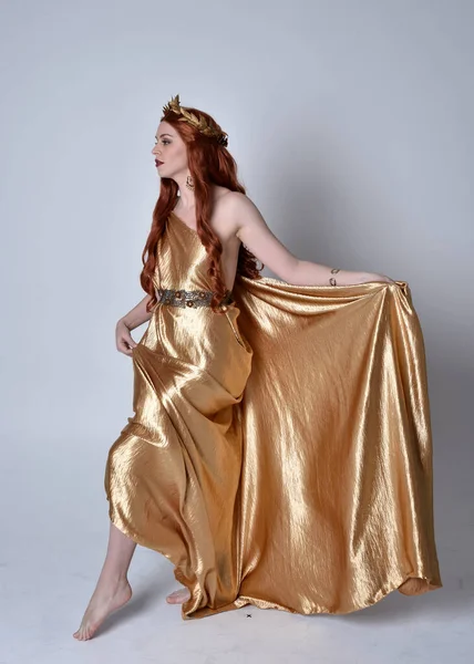 Teljes Hosszúságú Portré Vörös Hajú Lányról Hosszú Görög Tógával Arany — Stock Fotó