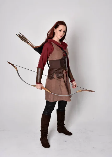Pełna Długość Portret Dziewczyny Czerwonymi Włosami Brązowym Średniowiecznym Stroju Łucznika — Zdjęcie stockowe
