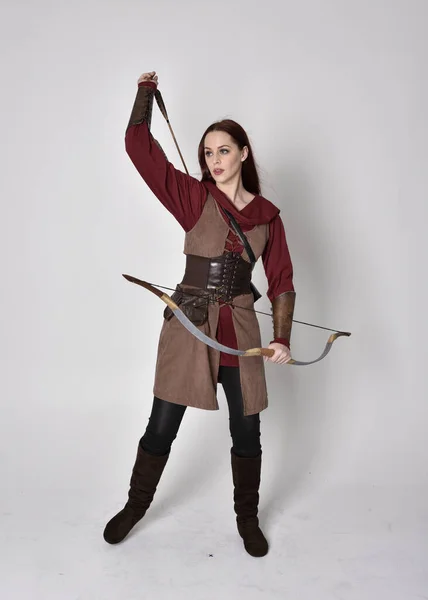 Ganzkörperporträt Eines Mädchens Mit Roten Haaren Das Ein Braunes Mittelalterliches — Stockfoto