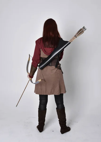 Kahverengi Ortaçağ Okçu Kostümü Giyen Kızıl Saçlı Bir Kızın Tam — Stok fotoğraf