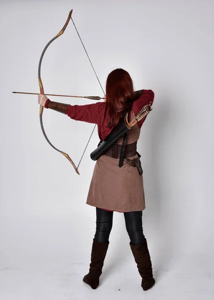 Dlouhý Portrét Dívky Rudými Vlasy Hnědém Středověkém Kostýmu Lučištníka Stojící — Stock fotografie