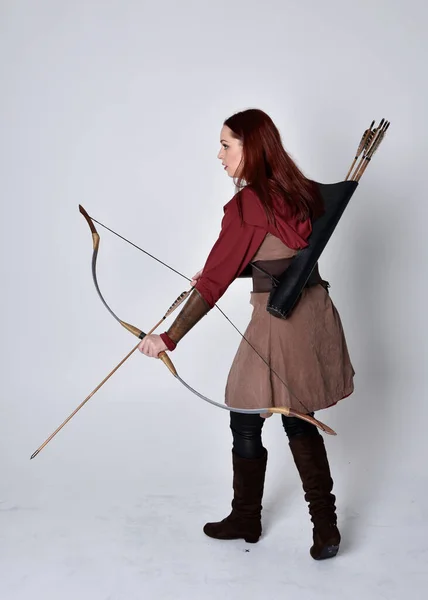 Pełna Długość Portret Dziewczyny Czerwonymi Włosami Brązowym Średniowiecznym Stroju Łucznika — Zdjęcie stockowe