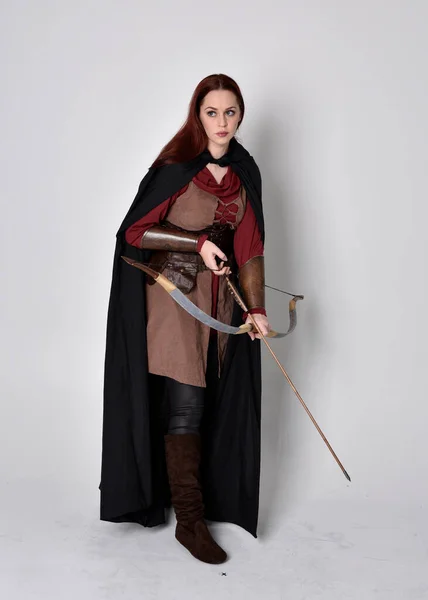 Πλήρες Πορτρέτο Του Κοριτσιού Κόκκινα Μαλλιά Φορώντας Μεσαιωνική Στολή Τοξότη — Φωτογραφία Αρχείου