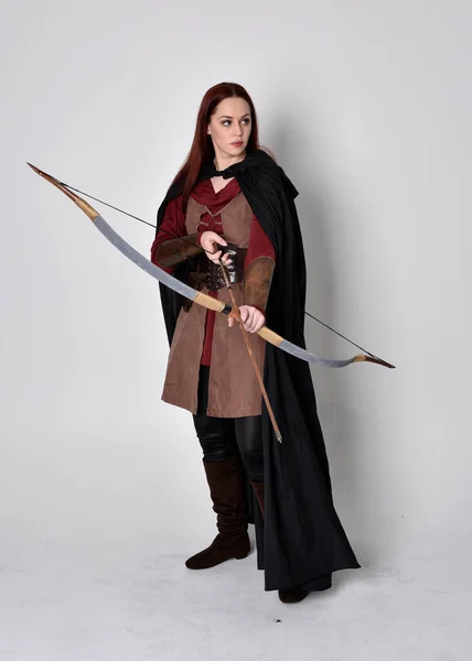 Dlouhý Portrét Dívky Rudými Vlasy Oblečené Středověkém Kostýmu Lučištníka Černým — Stock fotografie