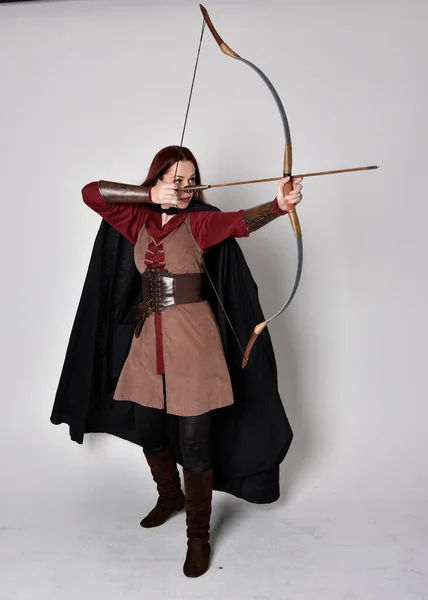 Ganzkörperporträt Eines Mädchens Mit Roten Haaren Mittelalterlichem Bogenschützenkostüm Mit Schwarzem — Stockfoto
