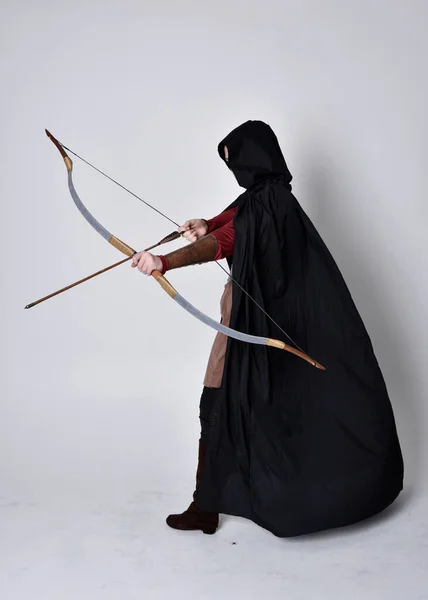 Ganzkörperporträt Eines Mädchens Mit Roten Haaren Mittelalterlichem Bogenschützenkostüm Mit Schwarzem — Stockfoto