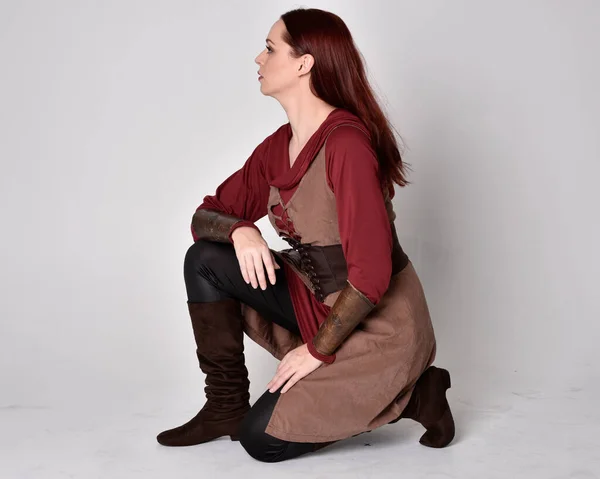 Dlouhý Portrét Dívky Rudými Vlasy Kostýmu Středověkého Lučištníka Sedící Póza — Stock fotografie