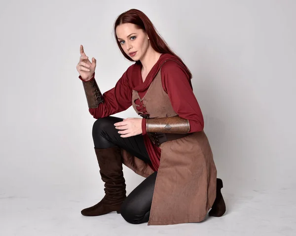 Retrato Cuerpo Entero Chica Pelo Rojo Con Traje Arquero Medieval — Foto de Stock