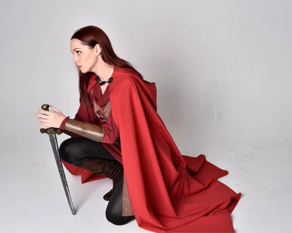 Πλήρες Πορτρέτο Του Κοριτσιού Κόκκινα Μαλλιά Φορώντας Μεσαιωνική Φορεσιά Και — Φωτογραφία Αρχείου
