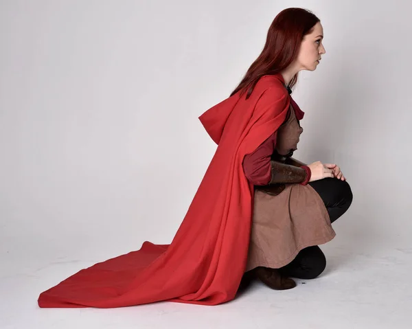 Retrato Comprimento Total Menina Com Cabelo Ruivo Vestindo Traje Medieval — Fotografia de Stock