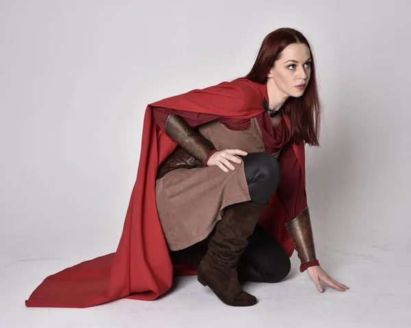 Retrato Cuerpo Entero Niña Pelo Rojo Vestida Con Traje Medieval —  Fotos de Stock