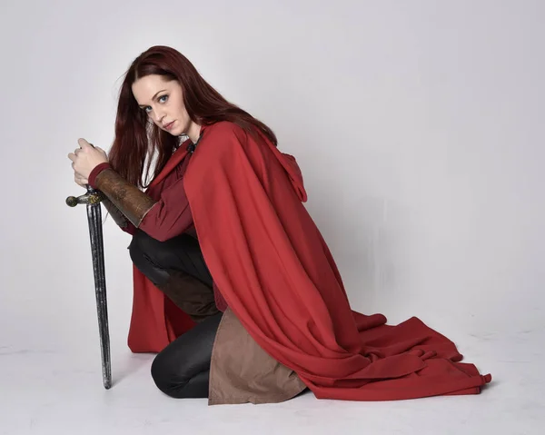 Πλήρες Πορτρέτο Του Κοριτσιού Κόκκινα Μαλλιά Φορώντας Μεσαιωνική Φορεσιά Και — Φωτογραφία Αρχείου