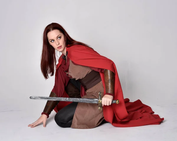 Retrato Cuerpo Entero Niña Pelo Rojo Vestida Con Traje Medieval —  Fotos de Stock