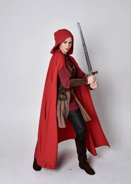 Retrato Completo Niña Vestida Con Traje Medieval Capa Roja Posar — Foto de Stock