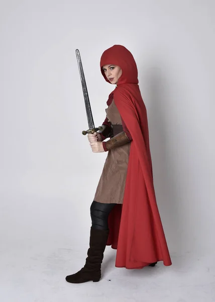 Ganztägiges Porträt Eines Mädchens Mittelalterlicher Kleidung Und Rotem Umhang Stehende — Stockfoto