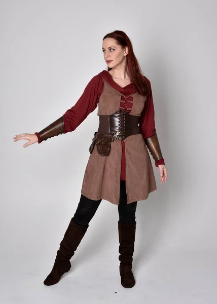 Retrato Comprimento Total Menina Vestindo Traje Medieval Pose Segurando Uma — Fotografia de Stock