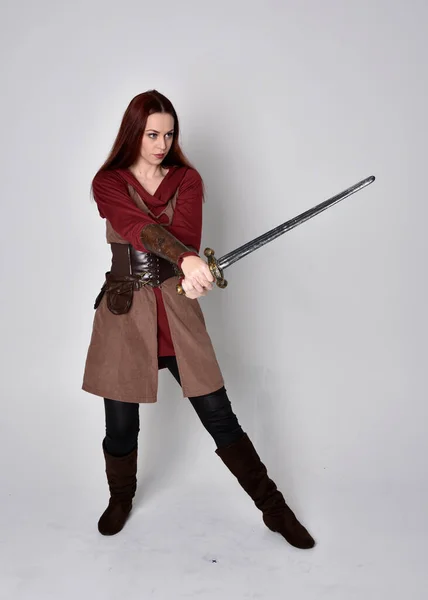 Portret Dziewczyny Średniowiecznym Kostiumie Postawa Stojąca Mieczem Odizolowana Szarym Tle — Zdjęcie stockowe