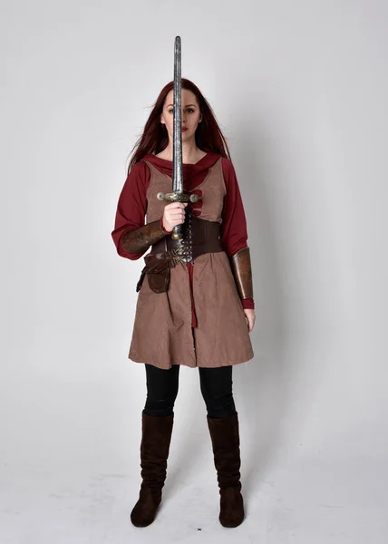 Πλήρες Πορτρέτο Του Κοριτσιού Που Φοράει Μεσαιωνική Στολή Μόνιμη Θέτουν — Φωτογραφία Αρχείου