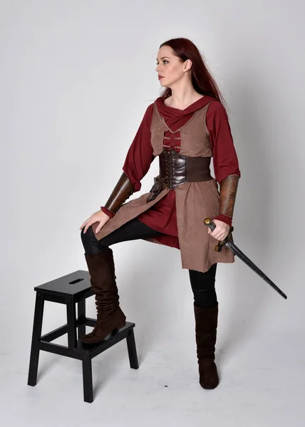 Retrato Comprimento Total Menina Vestindo Traje Medieval Pose Segurando Uma — Fotografia de Stock