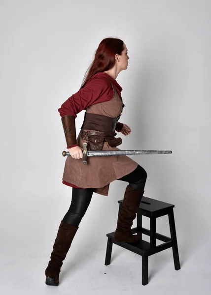 Portret Dziewczyny Średniowiecznym Kostiumie Postawa Stojąca Mieczem Odizolowana Szarym Tle — Zdjęcie stockowe