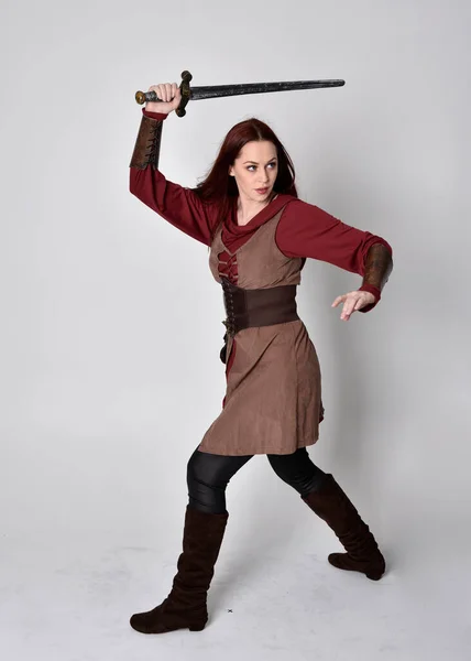Ganztägiges Porträt Eines Mädchens Mittelalterlicher Kleidung Stehende Pose Mit Einem — Stockfoto