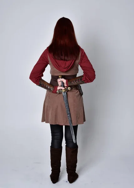 Volledig Portret Van Meisje Middeleeuws Kostuum Staande Houding Met Een — Stockfoto