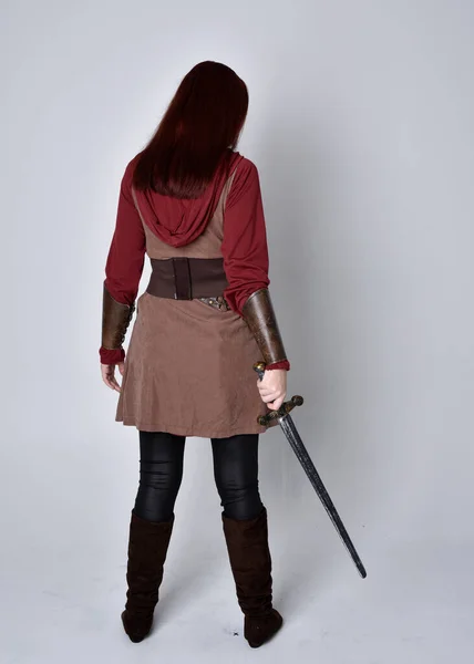 Portret Dziewczyny Średniowiecznym Kostiumie Stojąca Poza Trzymająca Miecz Tyłu Kamery — Zdjęcie stockowe